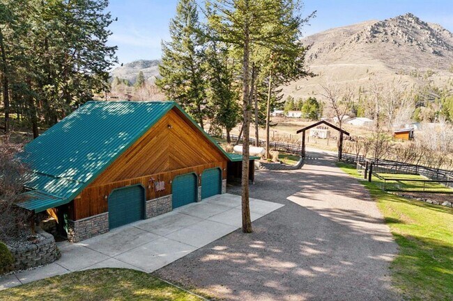 Building Photo - Lolo 4 bedroom, 2 bath, 2,520 Sq. Ft. home...