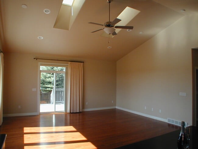 Building Photo - House For Lease