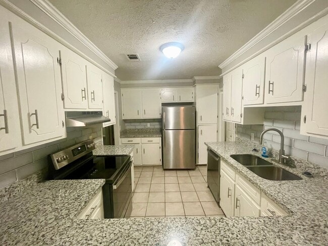 Building Photo - 4/2 for Rent in Brandon 047!! MOVE IN READY!