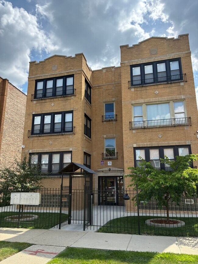 Primary Photo - 1111 N Leclaire Ave