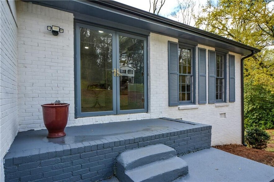 Building Photo - 643 Navarre Dr