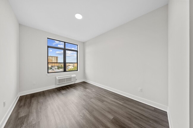Building Photo - 121 34th St