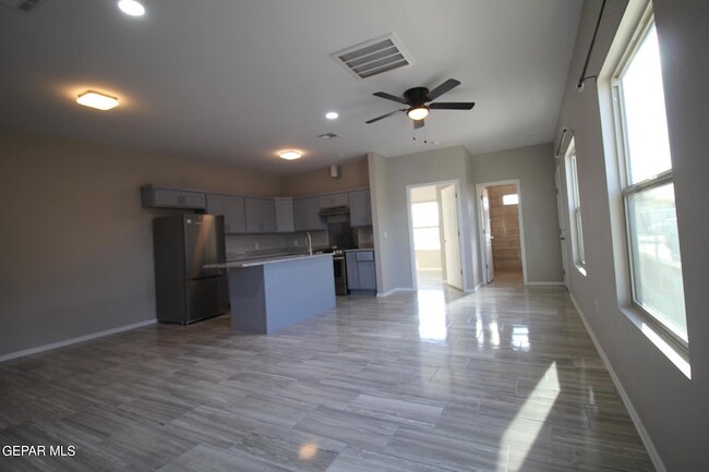 Building Photo - 517 Val Verde St