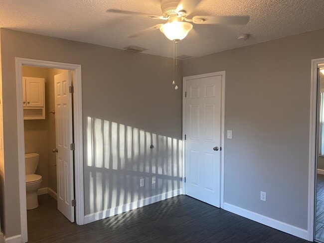 Building Photo - 2 Bedroom/2 Bathroom Recently Remodel!