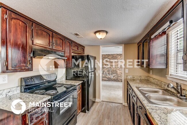 Building Photo - 904 Pine Forest Cir