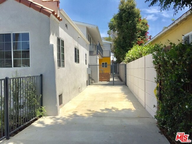 Building Photo - 1446 Cochran Ave