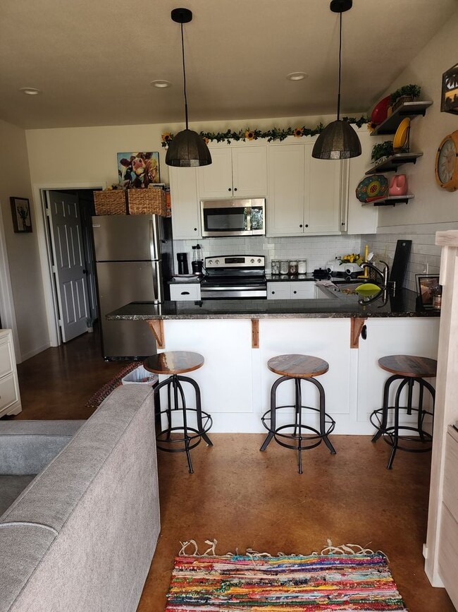 Building Photo - Affordable & Charming 1 bed and 1 bath includes, trash, water and  lawn care!