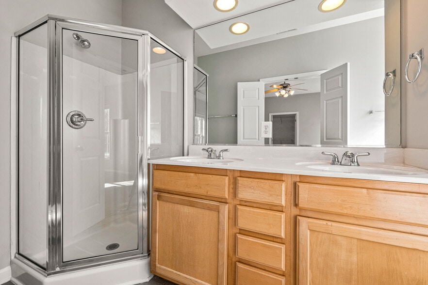 Building Photo - 7954 Willowglen Dr