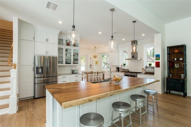 Building Photo - 335 16th Ave NE