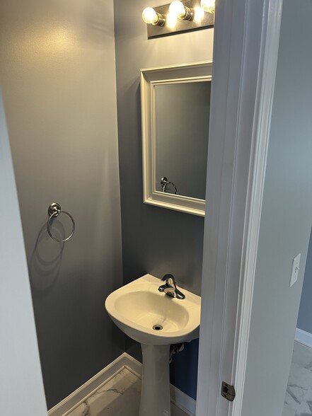 Building Photo - 913 Redford Ln