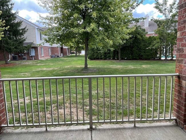 Building Photo - Shelby Twp 2-bedroom, 2-bath condo-style, private patio, 1st floor unit