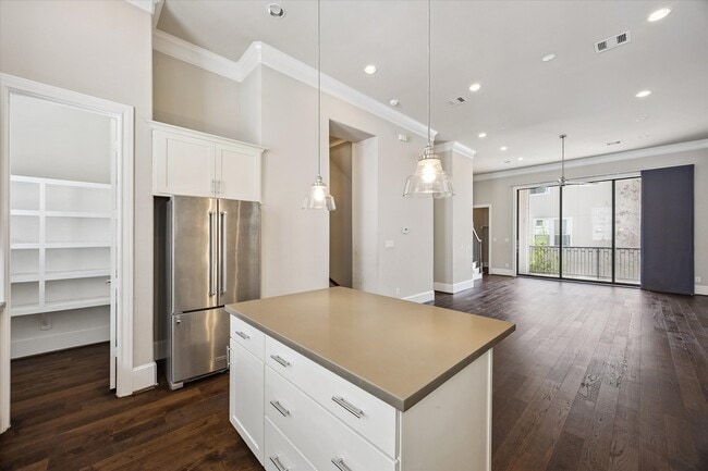 Building Photo - 2016 Covent Garden Station