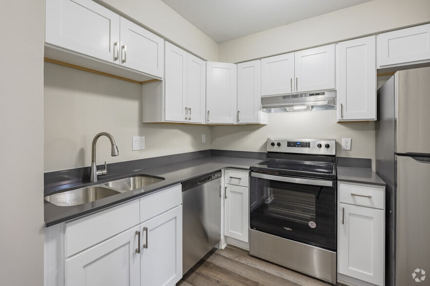 The Maurice - Kitchen - Wade Manor