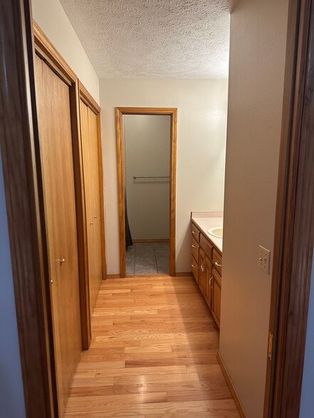 Building Photo - 1256 W Bluegrass Rd