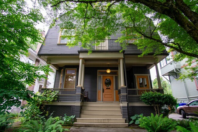 Building Photo - Top-Floor Corner SRO in Vintage Building Y...