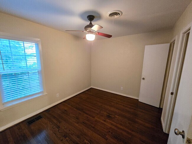 Building Photo - Midway Hollow 3 bed/2 bath Cottage Style Home