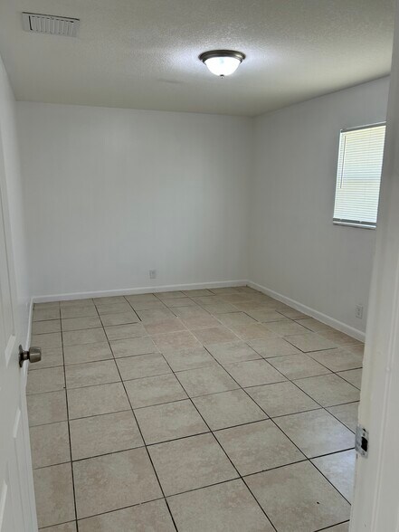 Building Photo - 5719 NW 27th Ct