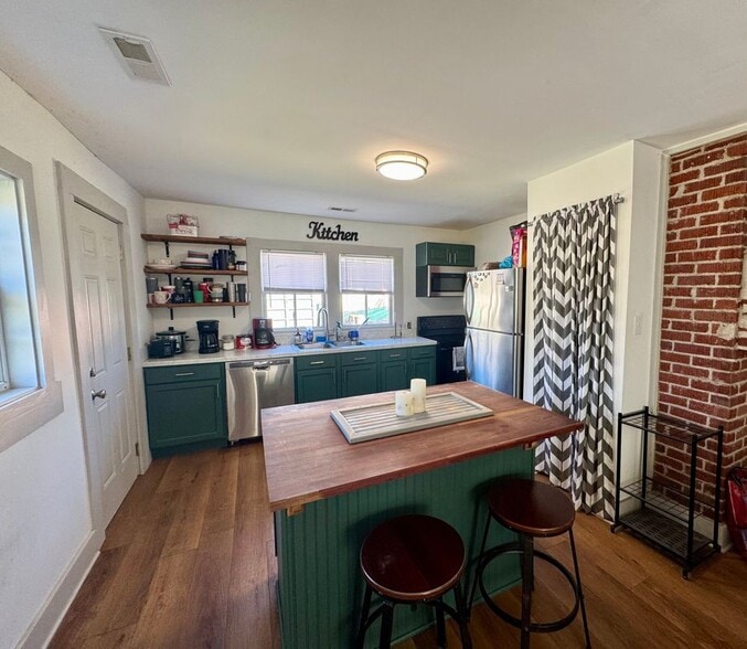 Building Photo - 194 E Pine St