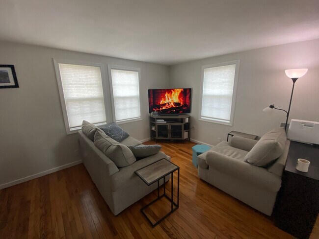 living area - 32 Saratoga Rd