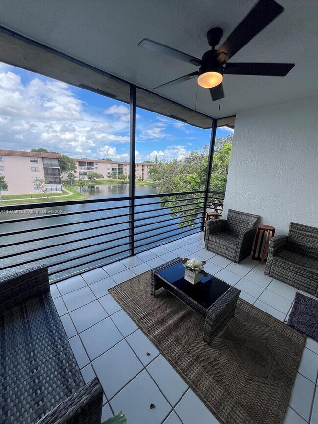 Building Photo - 4950 E Sabal Palm Blvd