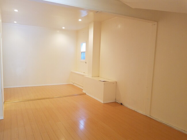 Building Photo - 1542 Baker St