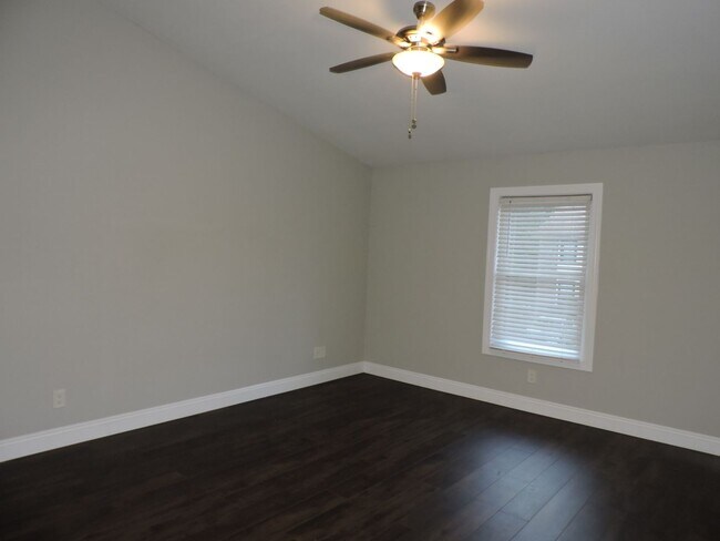 Building Photo - Convenient to schools, beaches & shopping.
