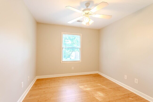Building Photo - 5 Bedroom Home in Hermitage! Backs Up To T...