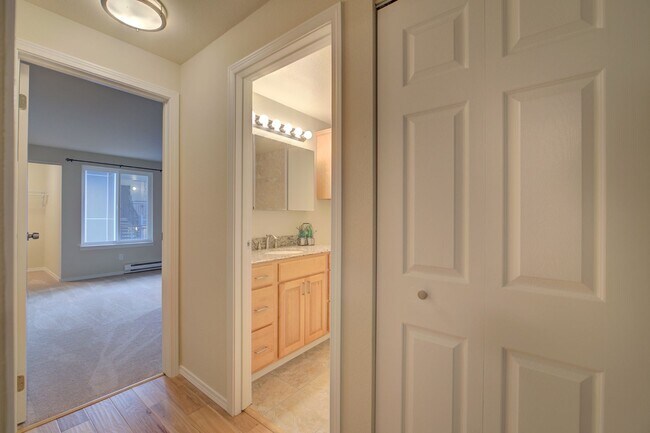 Building Photo - 2Bd/1Ba Bellevue Condo