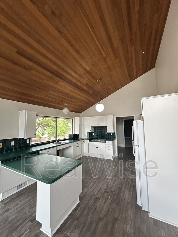 Building Photo - 7730 SW Eaker Pl