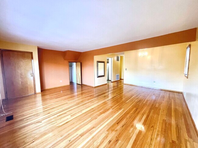 Building Photo - 57 Isabella Ave