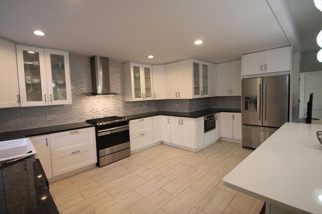 Building Photo - 421 Lakeside Dr