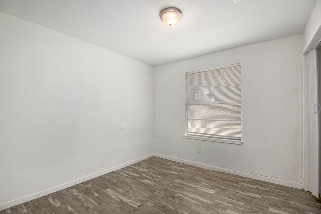 Building Photo - This charming 2-bedroom, 2-bathroom duplex is nestled in the desirable Lake Worth region of Fort ...