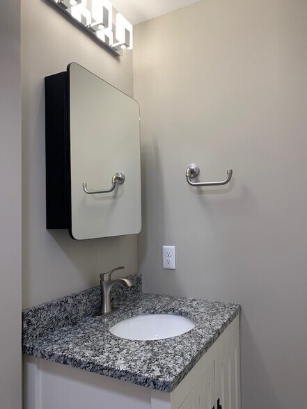 Building Photo - 827 W 44th St