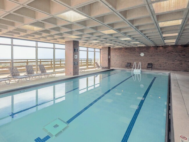 Building Photo - 2650 N Lakeview Ave