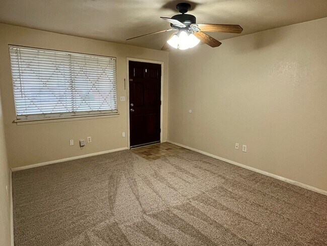 Building Photo - Charming Moore Home with Big Backyard!