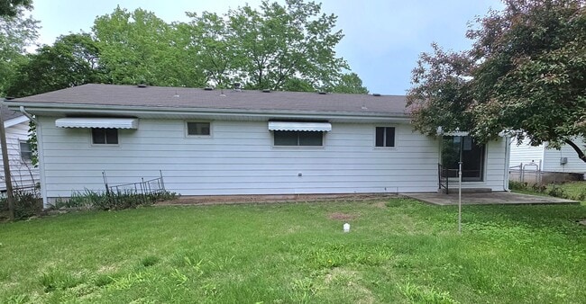 Building Photo - Beautiful 3 bedroom 2 bath! Southeast! $1295