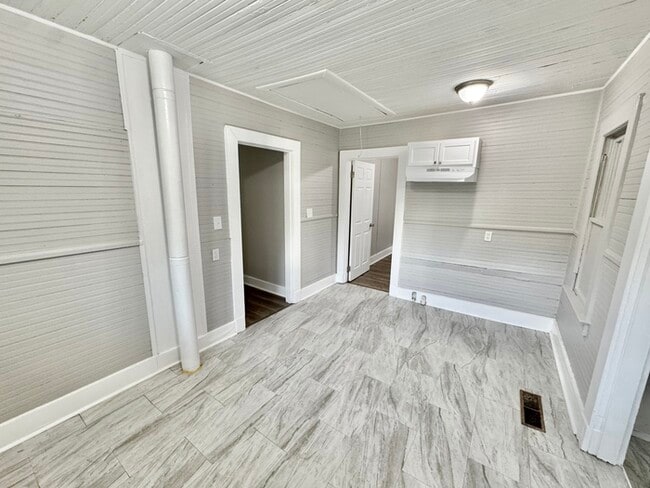 Building Photo - 2880 Cela Rd