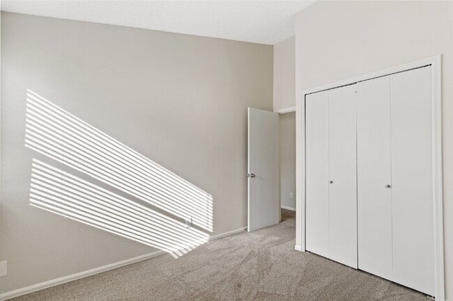 Building Photo - Upgraded 3-Bed Townhome Just Minutes from ...