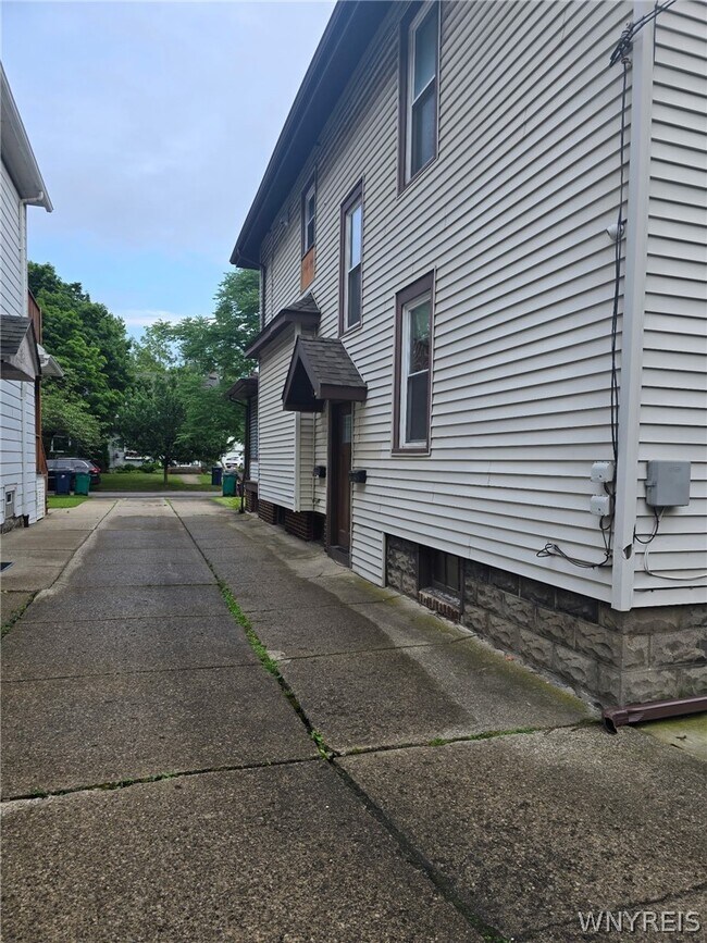 Building Photo - 745 Crescent Ave