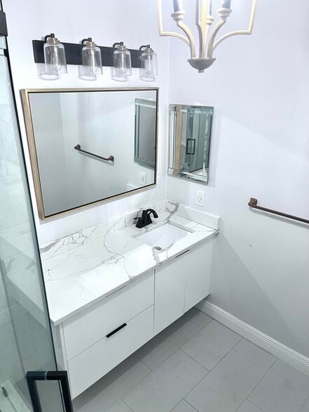 Building Photo - 5439 Verona Dr