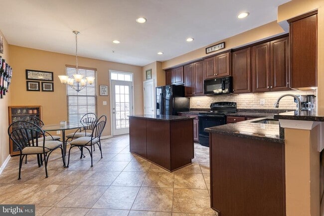 Building Photo - 904 S Macon St.