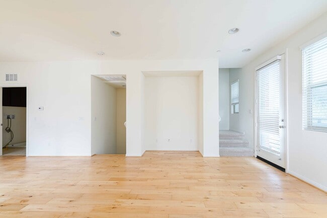 Building Photo - 4 Bedroom & 2 Bathroom