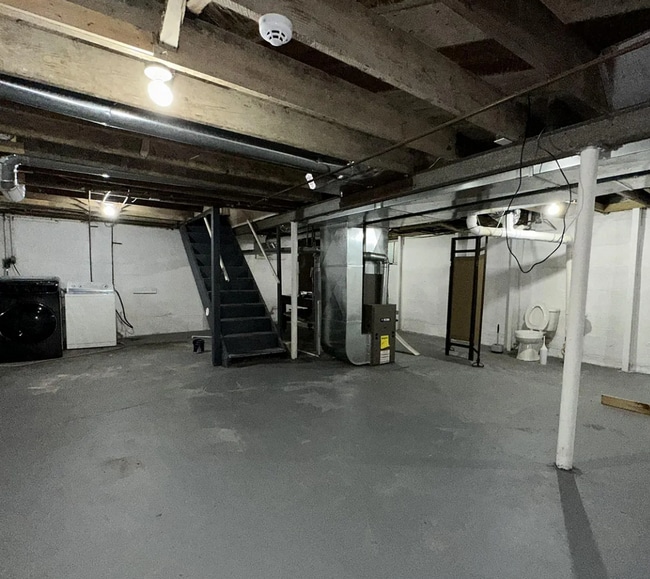 Building Photo - Don't Miss Out on this beautiful bungalow!