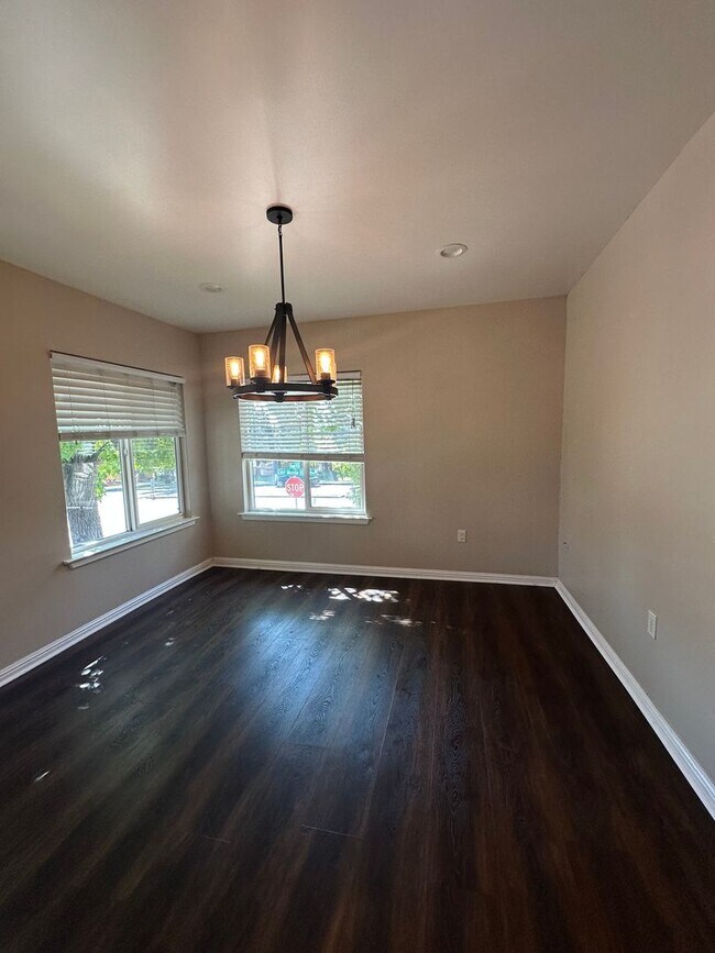Building Photo - Beautifully updated 3br/2ba Home with Time...