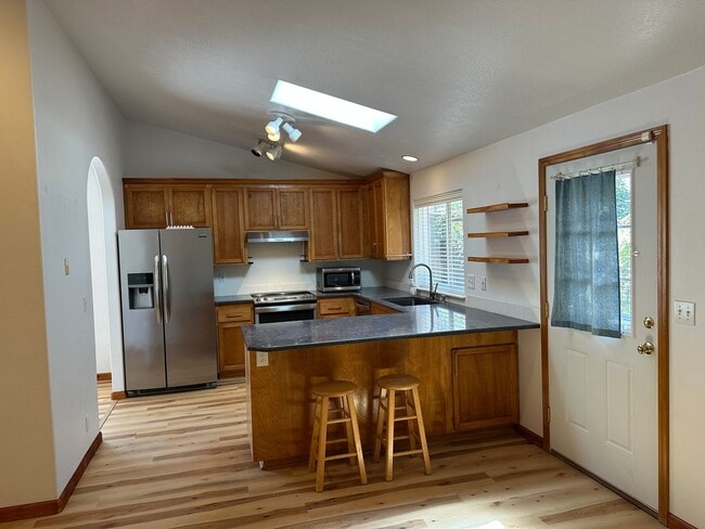 Building Photo - Beautifully updated 3 bedroom 2 bath house...