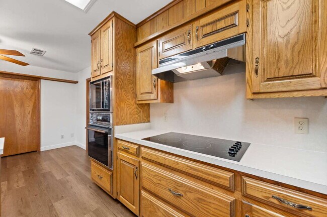 Building Photo - "Charming 3-Bed Oasis with Fireplace in the Heart of Grapevine – 2,238 Sq Ft of Comfort!"