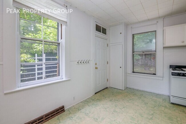 Building Photo - 522 Probasco St