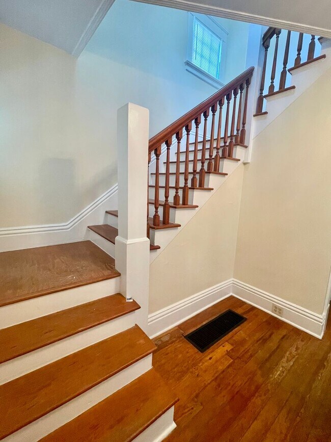 Building Photo - Spacious 3 Bed/2 Bath Home Minutes from Do...