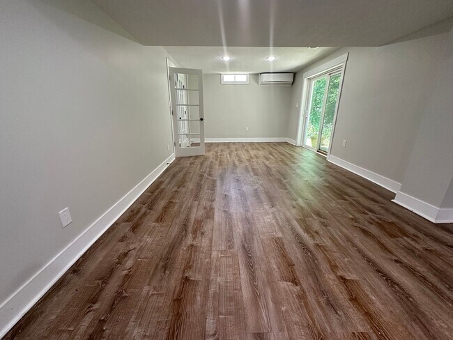 Building Photo - Large 4 bedroom ranch in Forest Hills