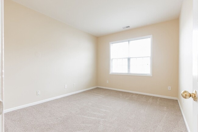 Building Photo - Spacious 4 bedroom, 2.5 bath Home Coming A...